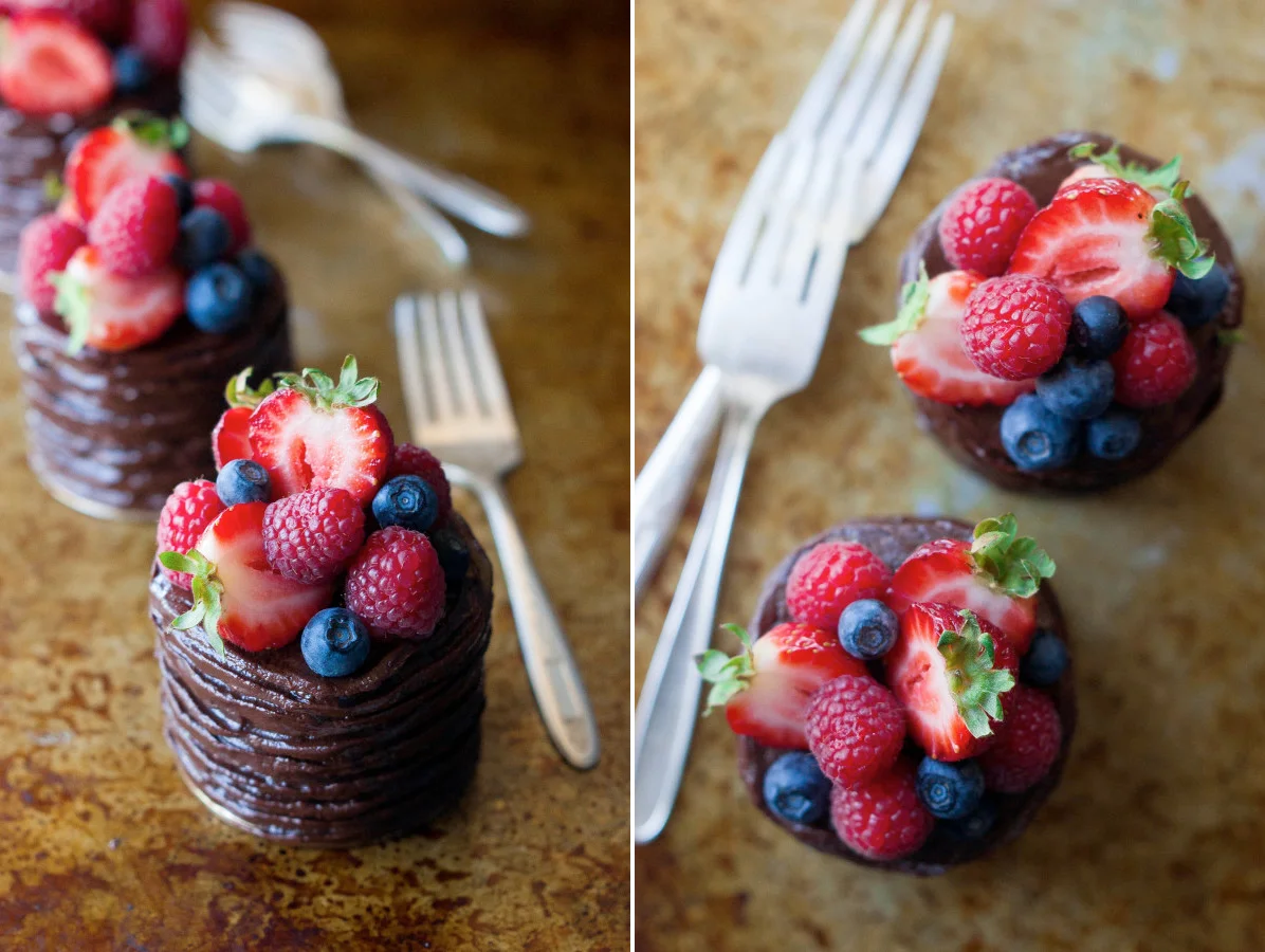 Mini Wedding Cakes - the unexpected treat for wedding guests | Mini Double Chocolate Berry Cakes from The Kitchen McCabe