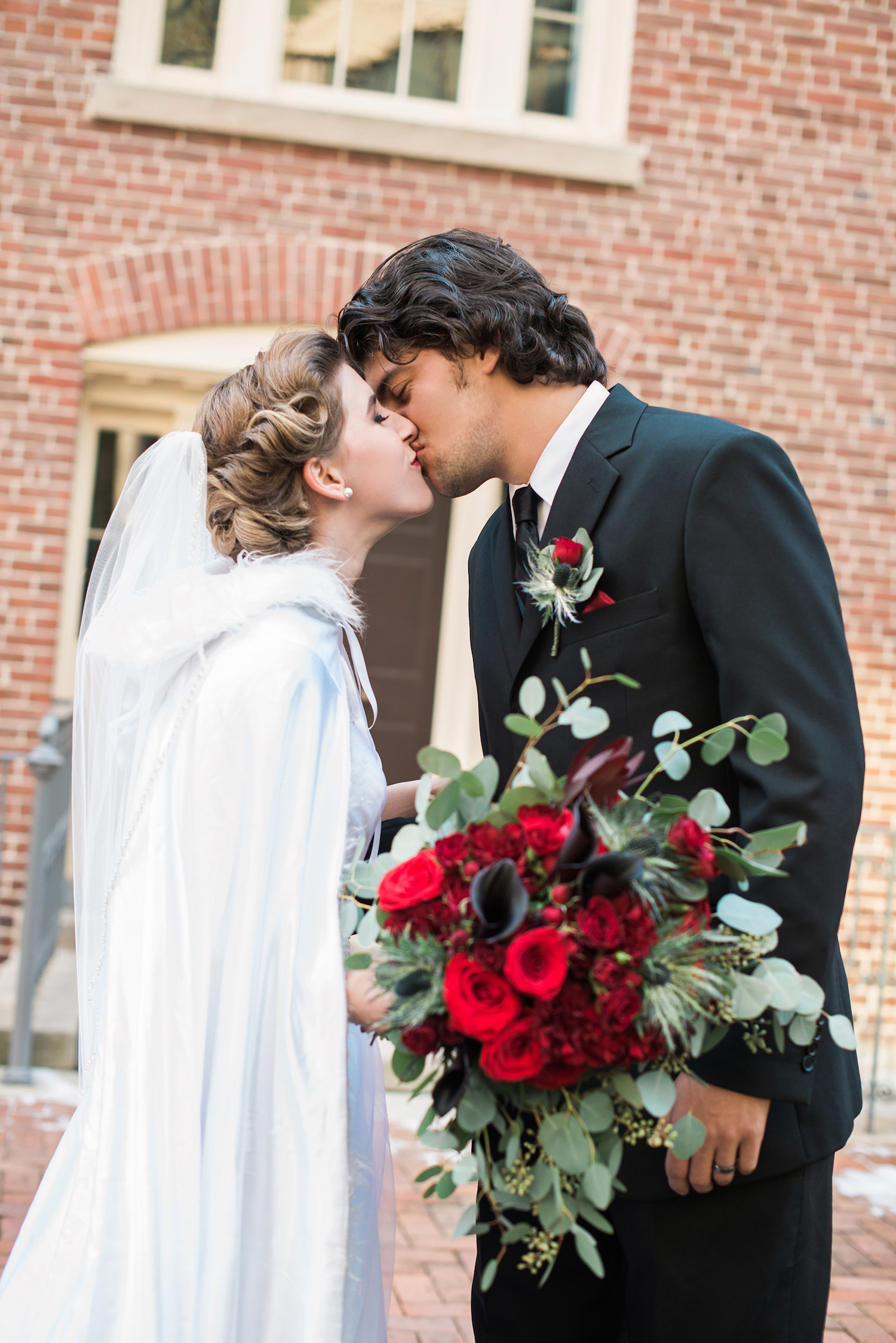 Come see how to plan a luxurious and romantic vintage wedding in an urban venue — photo by Marianne Blackham Photography — as seen on www.BrendasWeddingBlog.com