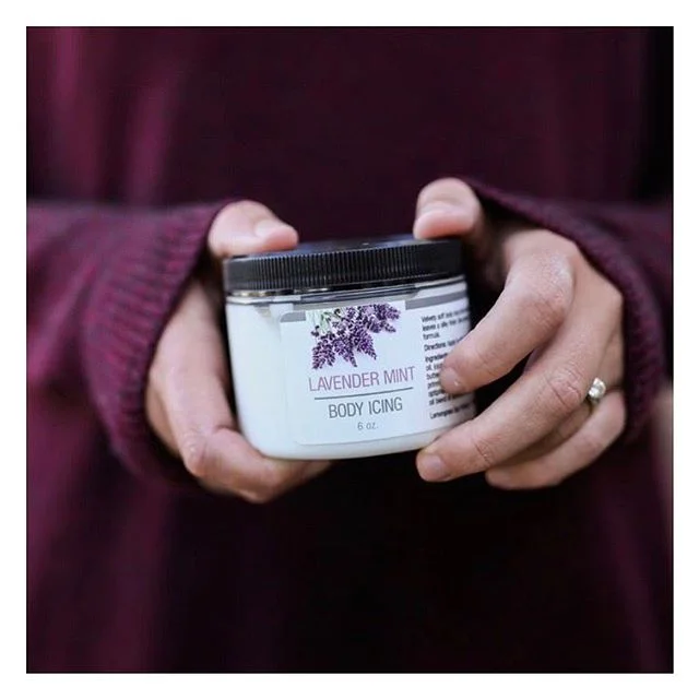 To have and to hold ... to keep your diamond wearing hands smooth all winter. Click my profile link to join my @lemongrass_spa_products party before it ends at midnight on Weds October 24th. There&rsquo;s so many products I&rsquo;ve fallen in love with - like the hand soap and body polish. PS: There&rsquo;s so many fun specials this month, you&rsquo;ll be filling the air with the scents of the season.⠀
-⠀
-⠀
-⠀
-⠀
-⠀
#giftshop #smellssogood #bathandbody #holidaygifts #prettylittlethings #bodybutter #skincarelover #weddingbeauty #weddingprep #bridalbeauty #weddingblogger #brendasweddingblog #weddingbloggers #yourdayyourway #saratogasprings #saratogawedding #upstateny #albanyny #albanyweddings #lemongrassspa #toxicfreebeauty #naturalbeauty #naturalbeautyproducts