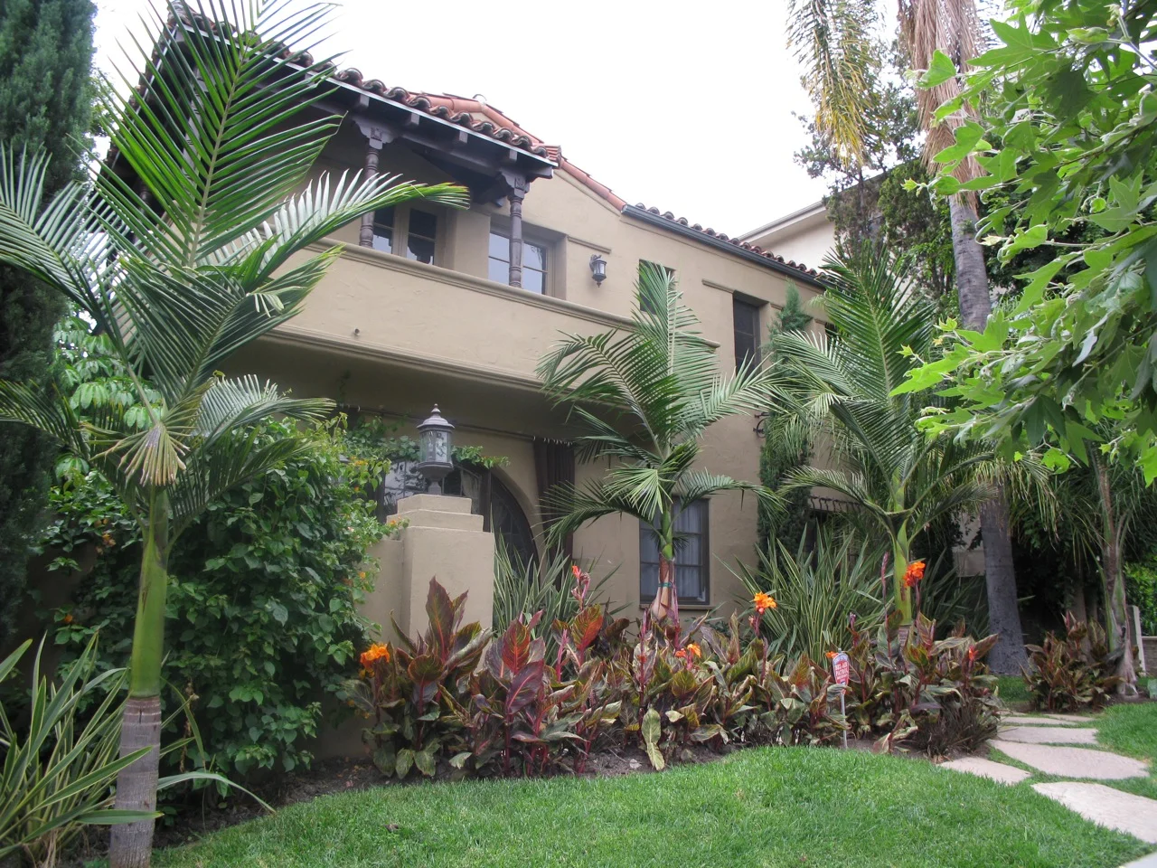 511 North Sycamore Av, Hancock Park, walk to La Brea, Melrose, Beverly and minutes to The Grove, Farmer's Market, Paramount Studios, WeHo, Hollywood...great location, tony setting!
