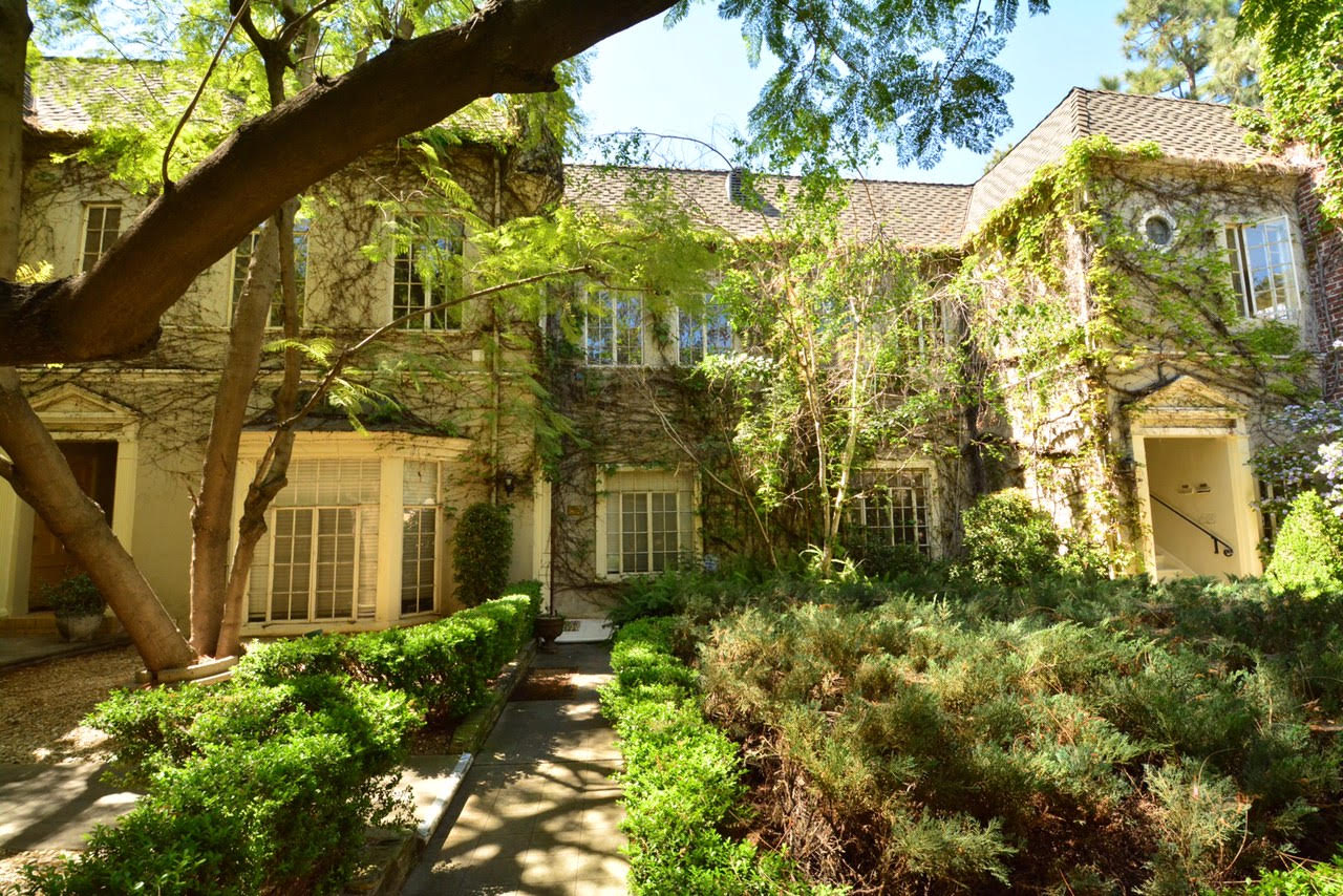 Huge, upper courtyard facing, 1 bed, can be used as a 2 bed @ $2,850
