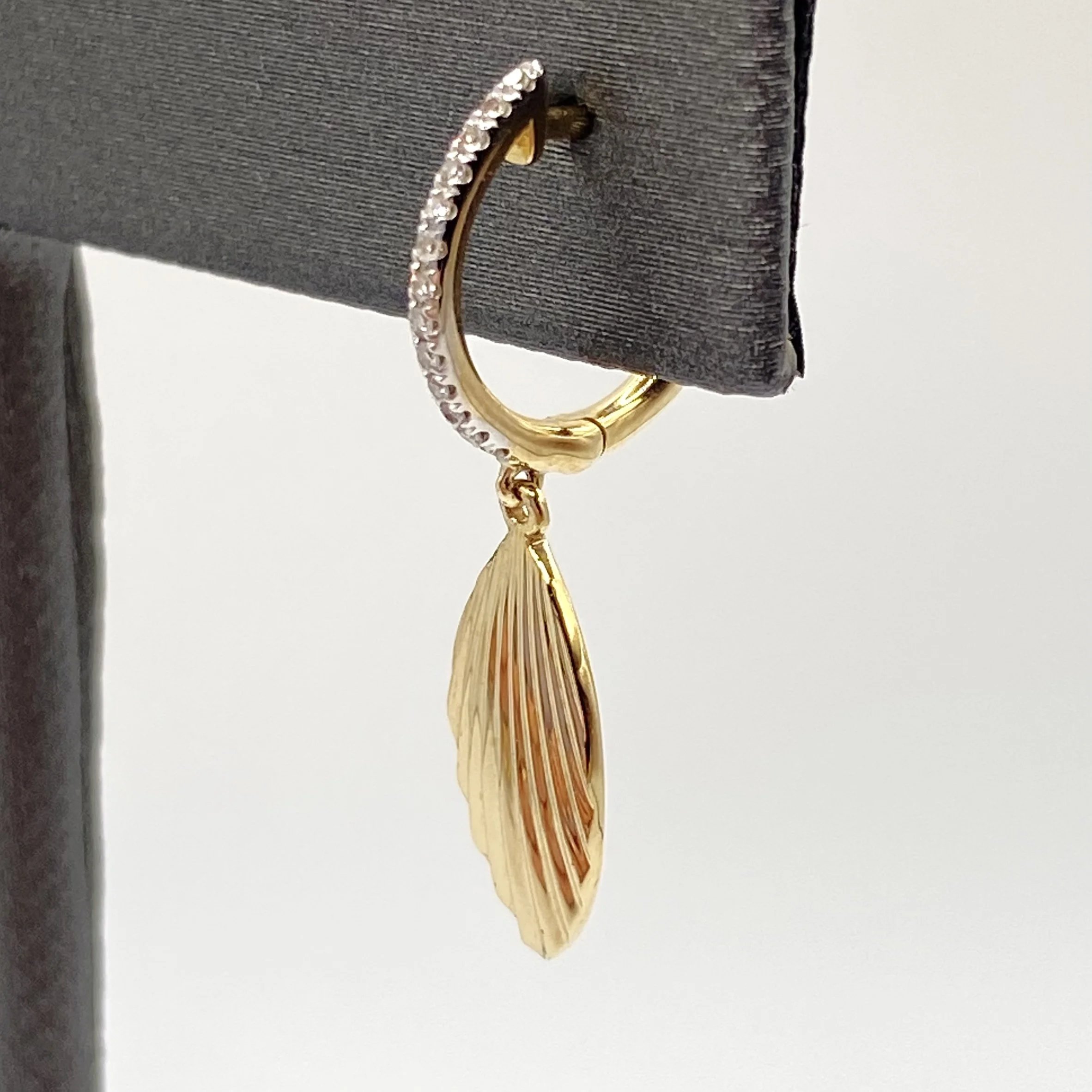 14k Yellow Gold 0.07cttw Diamond Shell Drop Earrings