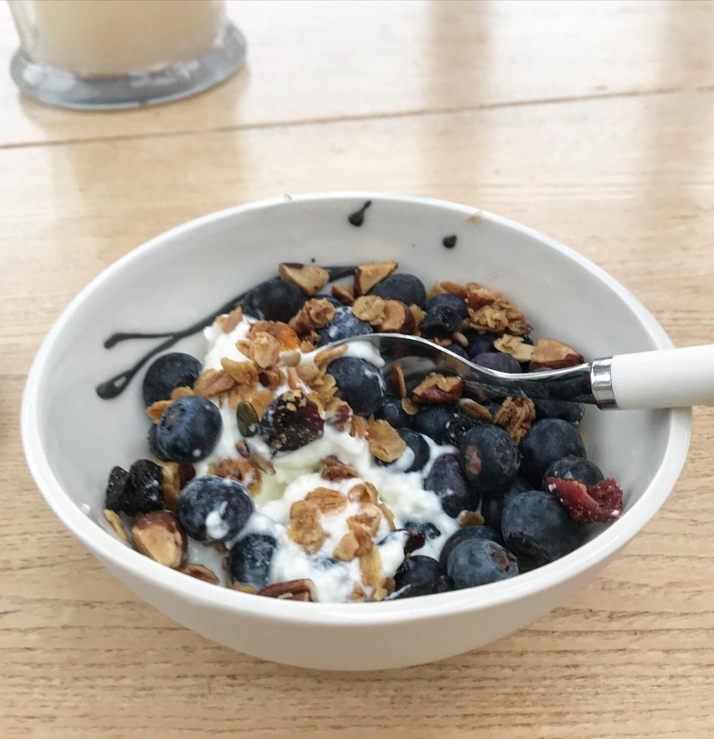 I love photos of my work in the wild ❤️
Here&rsquo;s a cereal bowl that made it all the way to Kent in the UK.

Doesn&rsquo;t this just look like the most peaceful morning? ❤️

#handmade #handmadeinseattle #porcelain #cerealbowl #homemadegranola #bre