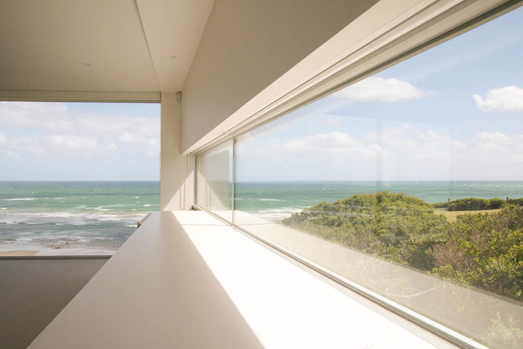 ocean-grove-contemporary-beach-house-by-warc-studio-04.jpg