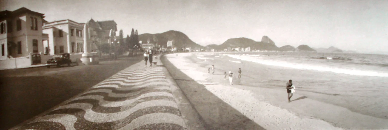 A Avenida Atlântica ganhou a cara definitiva na gestão Paulo de Frontin , em 1918 com o paredão de pedra entre o Leme e a Igrejinha .