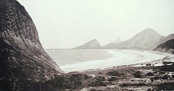 Desde sempre lindíssima, a praia de Copacabana no início era nada mais que um imenso e desabitado areal ainda sem nem sombra de uma Avenida Atlântica por lá!