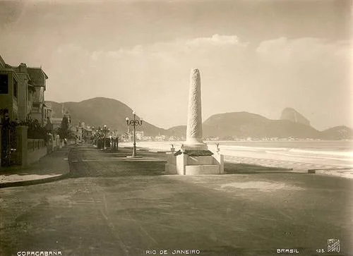 Obelisco na esquina de Siqueira Campos com Avenida Atlântica!