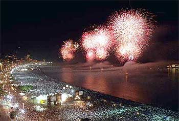 Praia lotada no Réveillon de Copacabana 2008