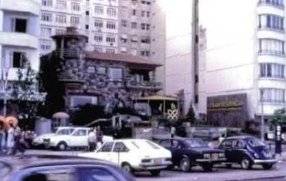 Casa de Pedra na Avenida Atlântica