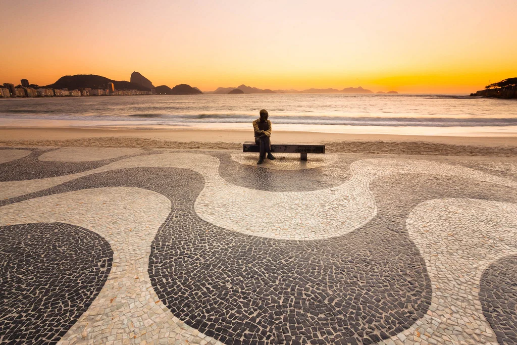 Estatua de Carlos Drummond de Andrade ao amanhecer