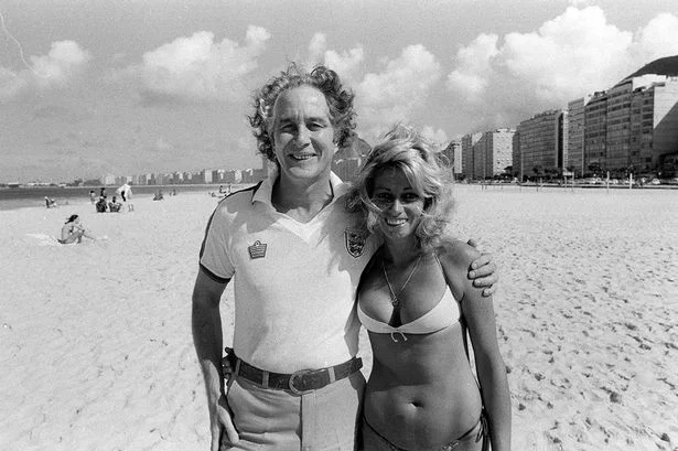 Ronnie Biggs with a fan on Copacabana Beach in 1977