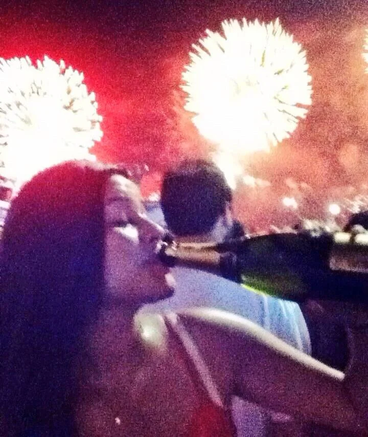 Moça comemorando o novo ano de 2014 em Copacabana