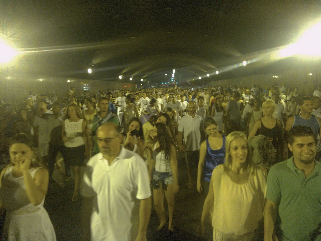 Multidão caminha para o Réveillon 2014 pelo túnel