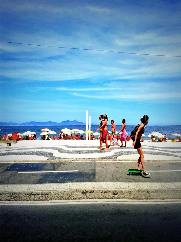 Calçadão de Copacabana em dia de sol