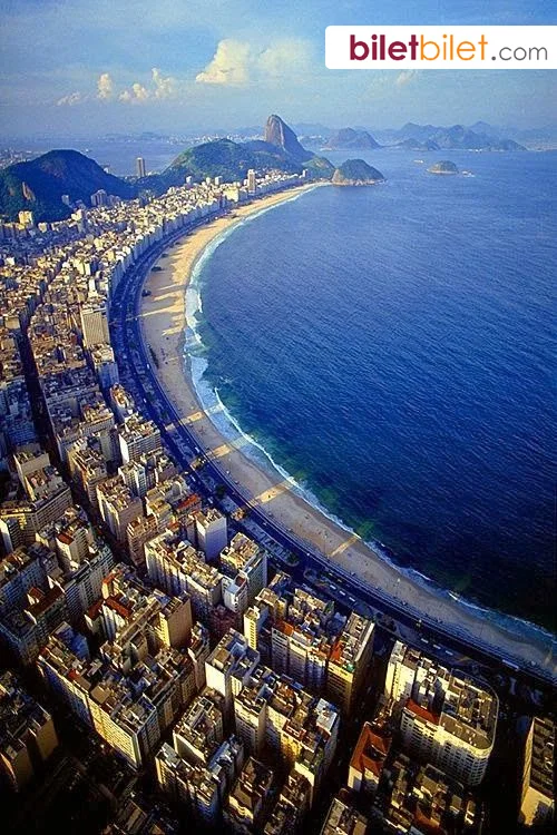Linda foto aerea de Copacabana em dia de sol