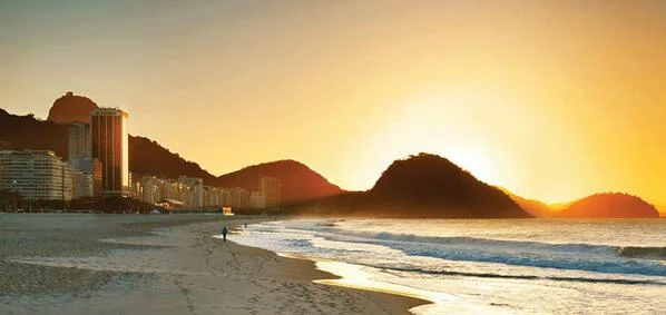 Nascer do sol na Praia de Copacabana