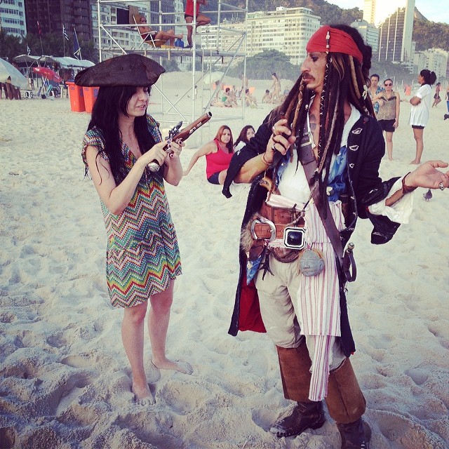 Foliões de divertem com fantasia de  Jack Sparrow em Copacabana