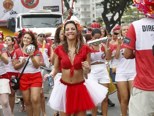 Talita Rebouças no bloco Empolga às 9 em Copacabana