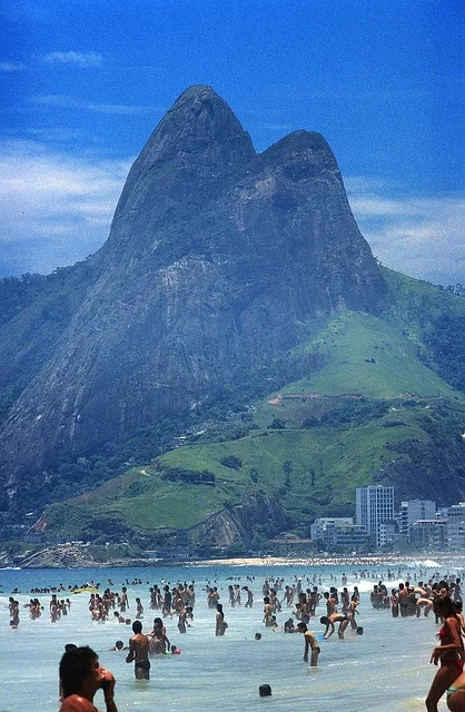 Praia do Leblon em dia de sol