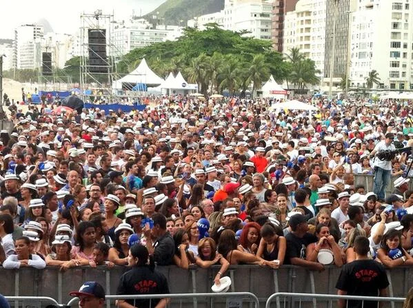 Multidão no show de samba na Praia de Copacabana