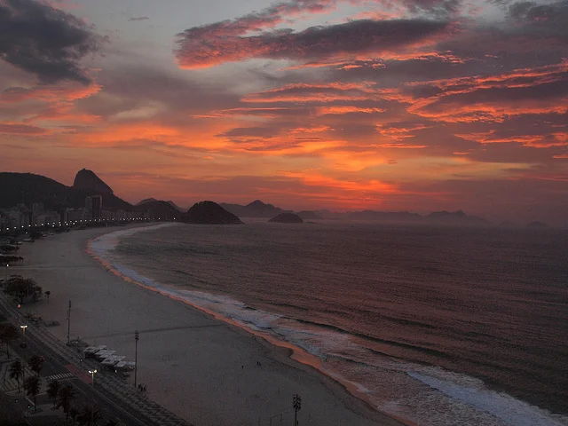 Nascer do sol na Praia de Copacabana!