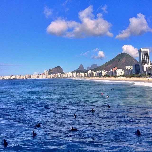 Surfistas esperando a onda em Copacabana