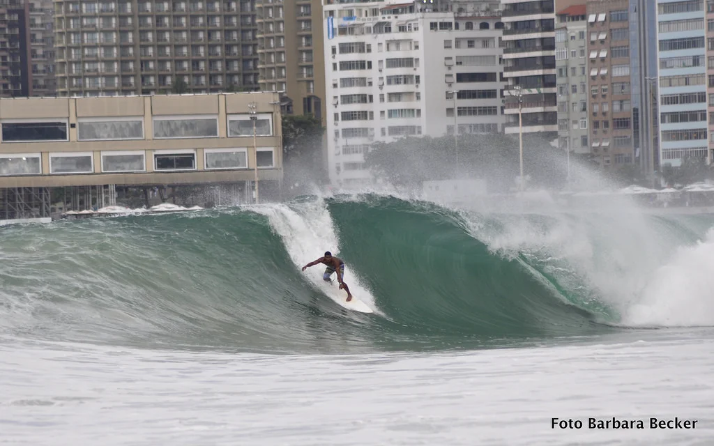 Surfista em Copacabana