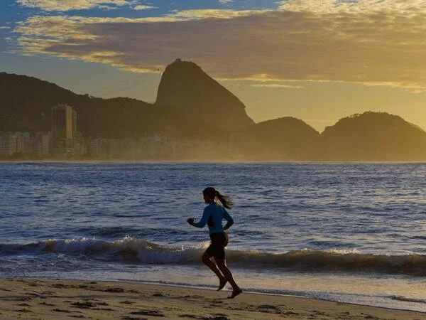 Manhã ensolarada no inverno de Copacabana
