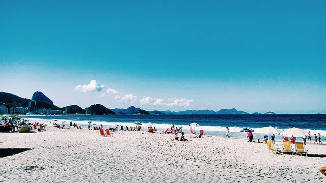 Praia de Copacabana no inverno carioca