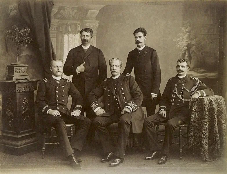 Oficiais da Armada Imperial sentados, príncipe Dom Augusto (a esq.) e o Almirante Saldanha da Gama (centro), c.1889