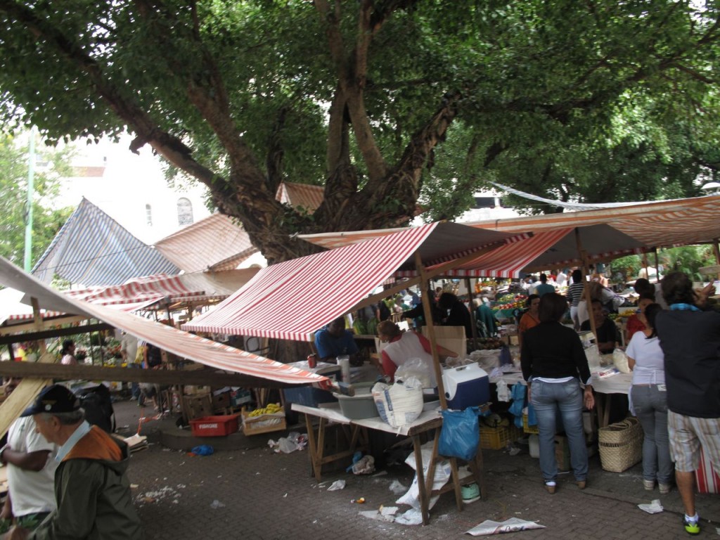 Feira Livre na Rua Maria Quitéria, na Praça Nossa Senhora da Paz em Ipanema, Rio de Janeiro