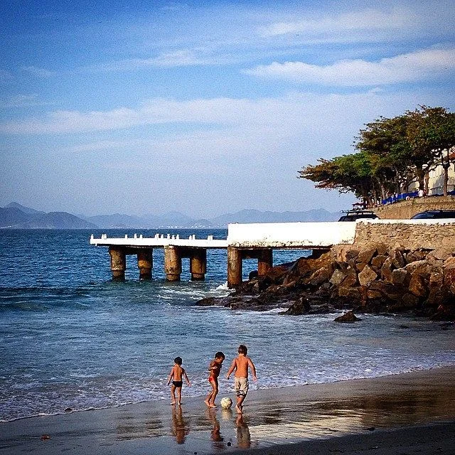 Crianças brincando na Praia de Copacabana