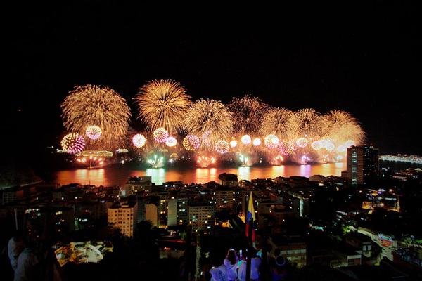 Queima de fogos do Réveillon 2015 em Copacabana vista de longe