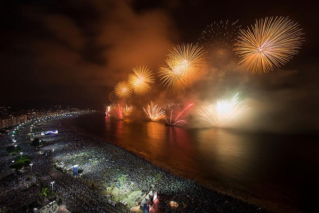 Fogos queimando o mar de Copacabana