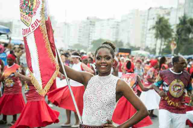 Porta Bandeira da Alegria da Zona Sul em Copacabana 