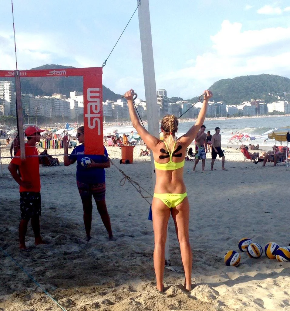 A campeã de volei de praia April Ross em Copacabana