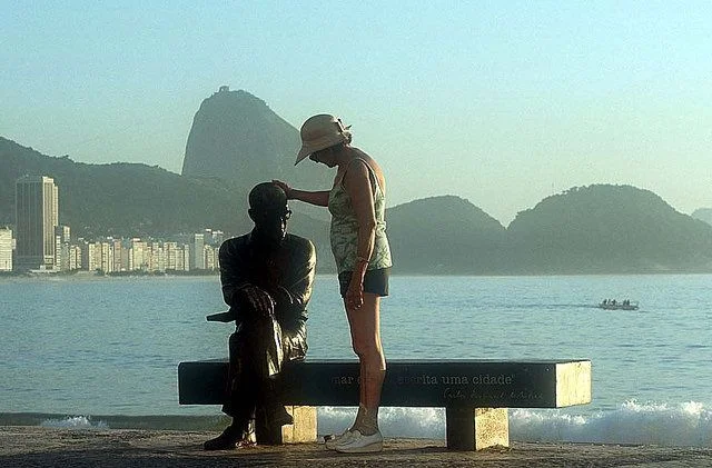 Senhora cumprimenta o poeta em Copacabana