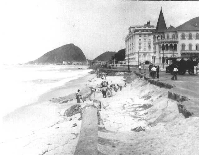 Ressaca na Praia de Copacabana