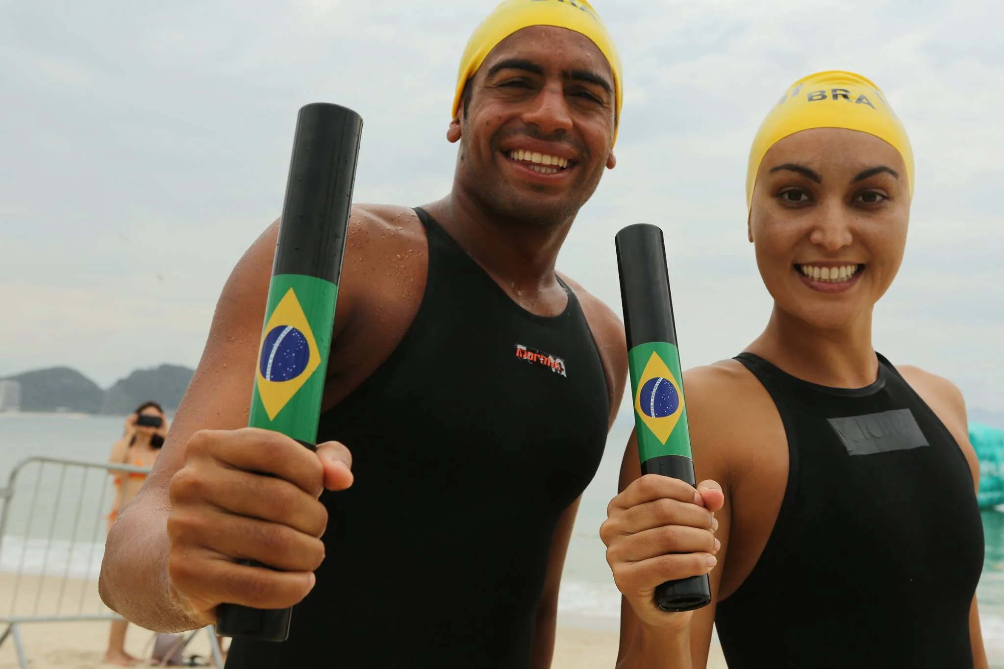 Allan do Carmo e Poliana Okimoto na Praia de Copacabana