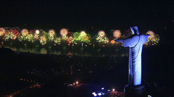 Cristo redentor na queima de fogos do Réveillon da Praia de Copacabana 2016