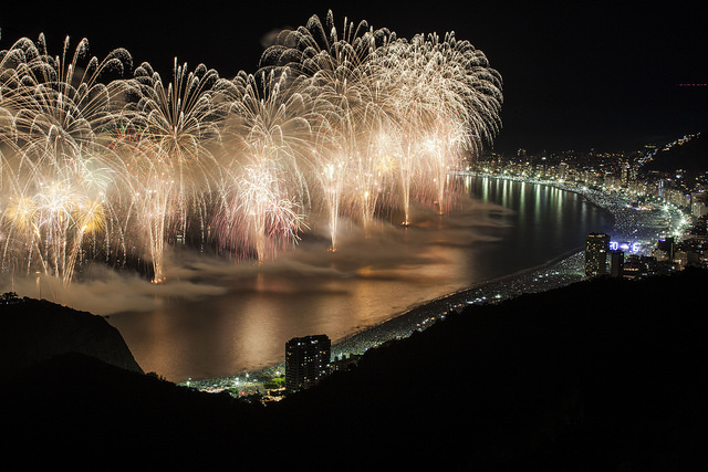 O mar pega fogo na comemoração pelo ano novo na Praia de Copacabana 2016