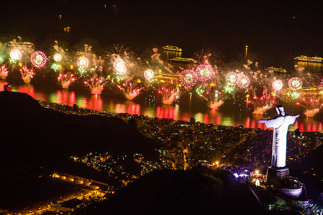 Vista aérea de Copacabana no Rio de Janeiro durante o Réveillon 2016 