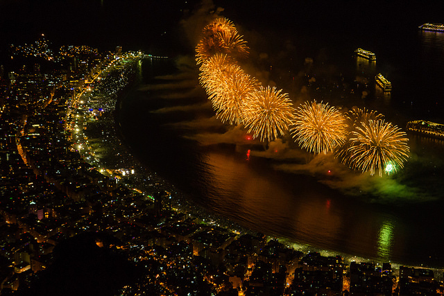 Colar de fogos de artificio no mar de Copacabana no réveillon 2016