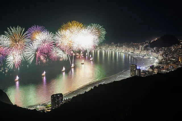 Queima de fogos no Réveillon de Copacabana vista do pão de Açúcar