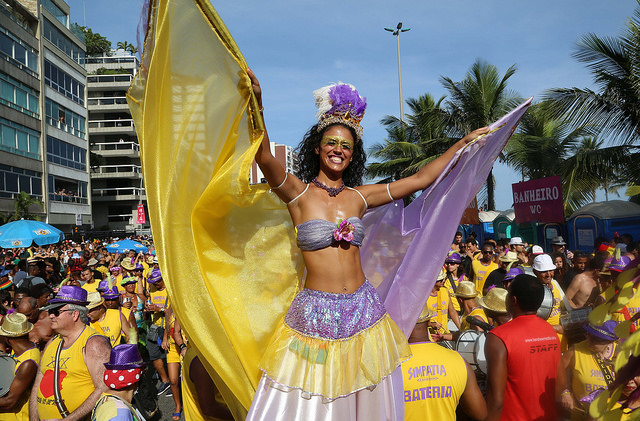 Moça se diverte em perna de pau no Carnaval do Rio de Janeiro