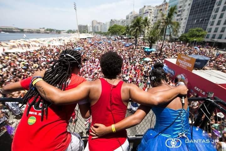 Empolga as 9 agradece Copacabana lotada em 06/002/2016 