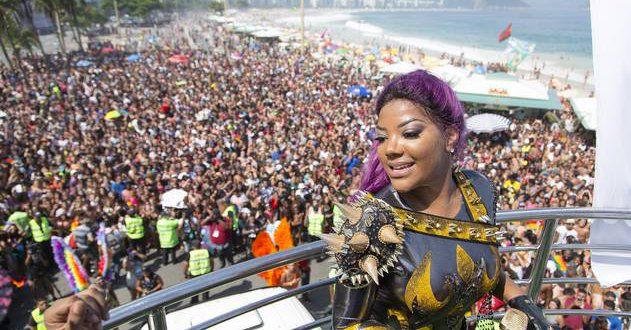 Cantora Ludimila anima a 21ª Parada do Orgulho LGBT Rio em Copacabana