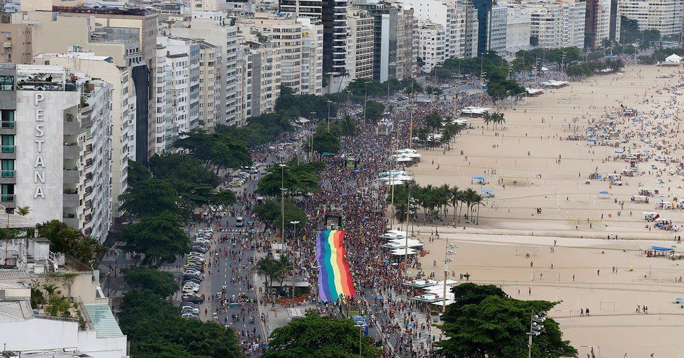 Parada do Orgulho LGBT 2016 Rio em Copacabana
