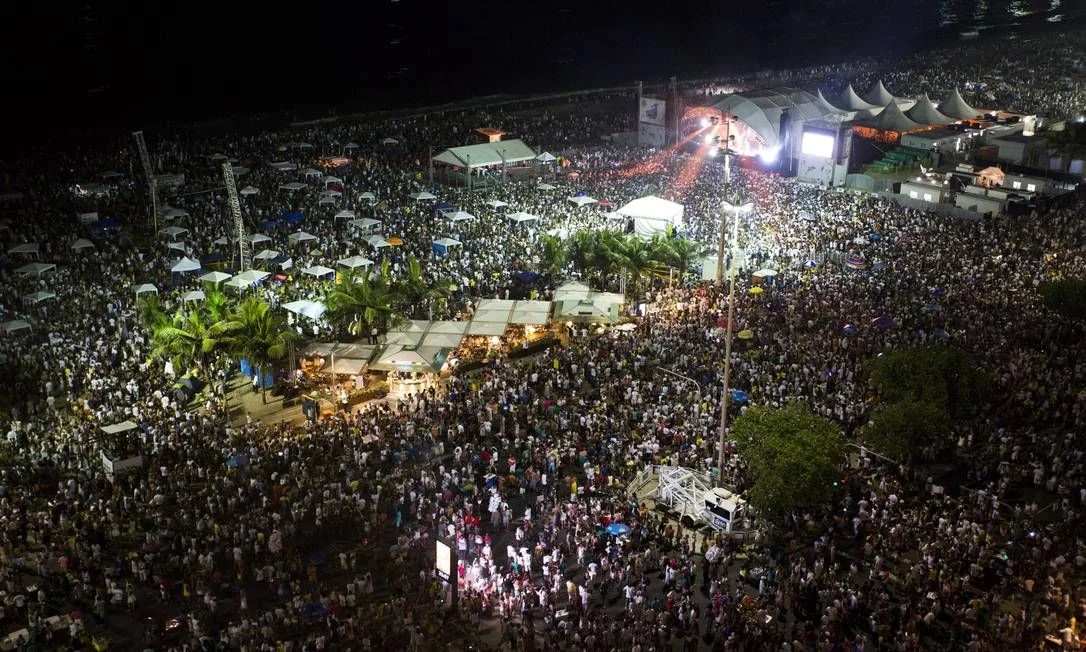 Concentração para espera do ano novo 2017 na Praia de Copacabana, Rio de Janeiro.