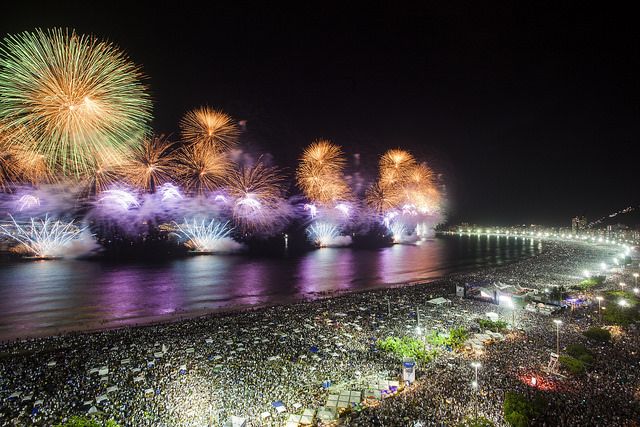 Fogos colorindo o ano novo na praia de Copacabana, Réveillon 2017.